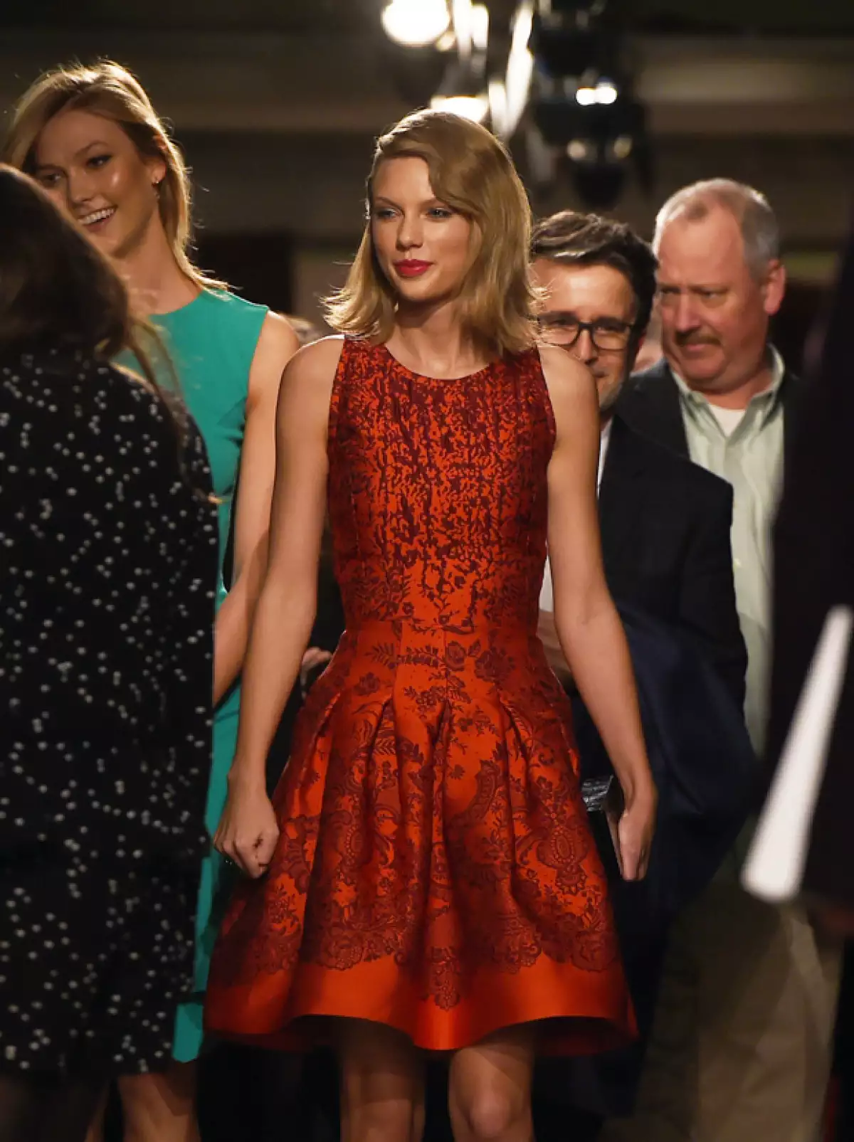 Taylor Swift y Karlie Kloss acudieron a la pasarela luciendo atuendos muy ad hoc a la ocasión.