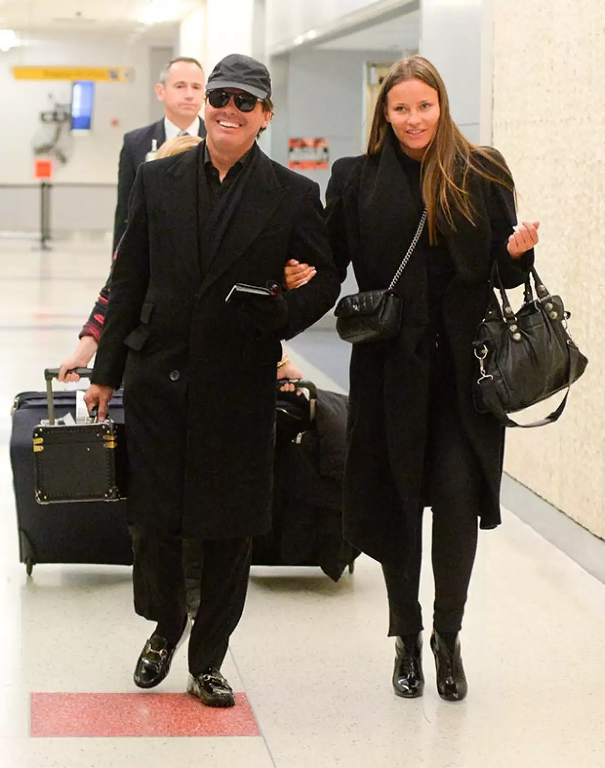 Desde hace más de un año el cantante ha mantenido una relación aparentemente estable con una mujer a quien "presentó" muy a su manera durante sus conciertos en el Auditorio Nacional en 2013.