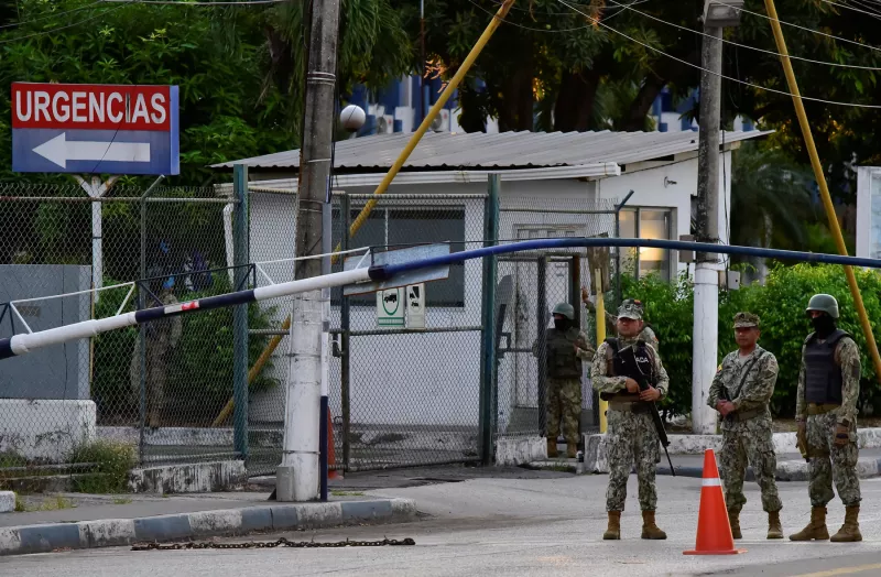 Miembros de la Armada de Ecuador aparecen en la entrada principal del Hospital Naval, donde fue llevado el ex vicepresidente Jorge Glas, detenido en Ecuador, luego de que enfermara en una prisión luego de su arresto durante una redada de la policía en la embajada de México en Quito, en Guayaquil, Ecuador. , 8 de abril de 2024.