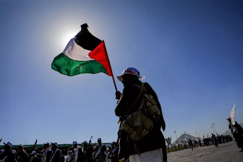 Un hombre yemení ondea una bandera palestina mientras participa en la marcha para expresar su solidaridad con el pueblo de Gaza, en la capital de Sanaa, controlada por los hutíes, el 2 de diciembre de 2023. Israel y Hamas ignoraron los llamamientos internacionales para renovar una tregua expirada el 2 de diciembre, ya que los ataques aéreos golpearon objetivos militantes en Gaza y los grupos palestinos lanzaron descargas de cohetes.