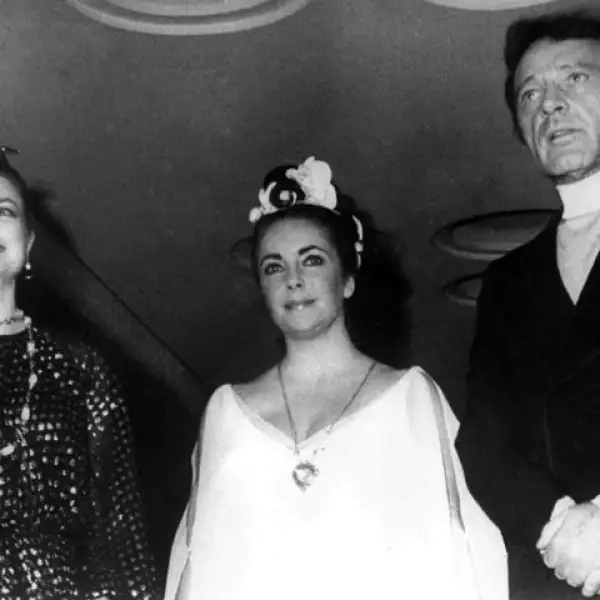 Grace al lado de Elizabeth Taylor y su esposo en la época, Richard Burton, en el Hotel Duna International, en Budapest, el 27 de febrero de 1972. Taylor festejaba sus 40 años.