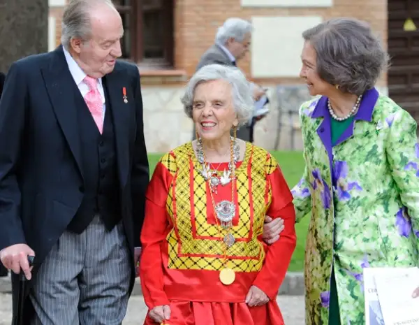 Elena Poniatowska acompañada de Don Juan Carlos y Doña Sofía.