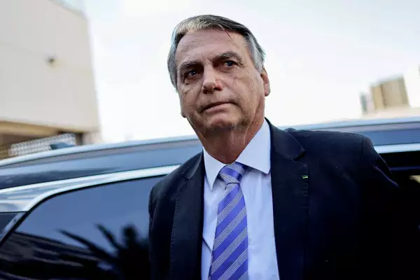 El expresidente brasileño Jair Bolsonaro abandona la sede de la Policía Federal después de testificar sobre los disturbios del 8 de enero, en Brasilia, Brasil, el 18 de octubre de 2023.
