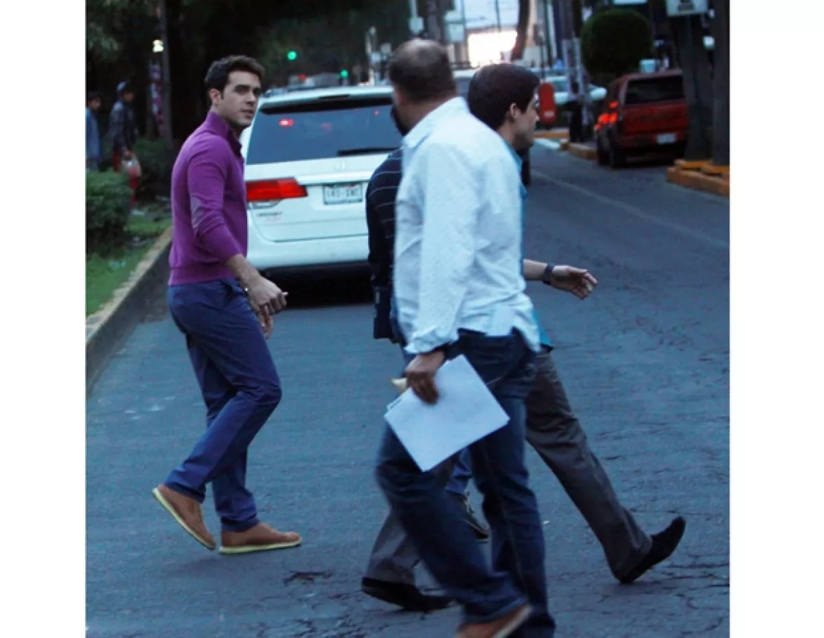 Pablo cruzó la calle fijándose en los coches que transitaban.