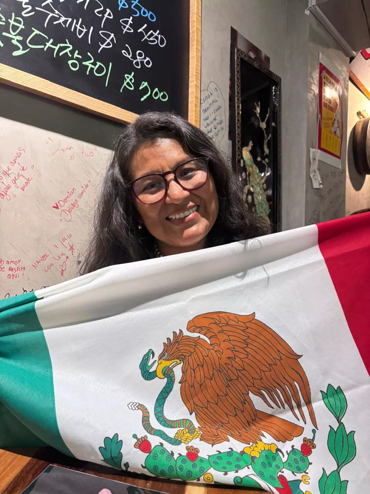 Lula Torreblanca, de Perú, probó la comida surcoreana por primera vez y, aunque estaba dividida, se decantó por apoyar a la selección mexicana. Foto: Dulce Soto.
