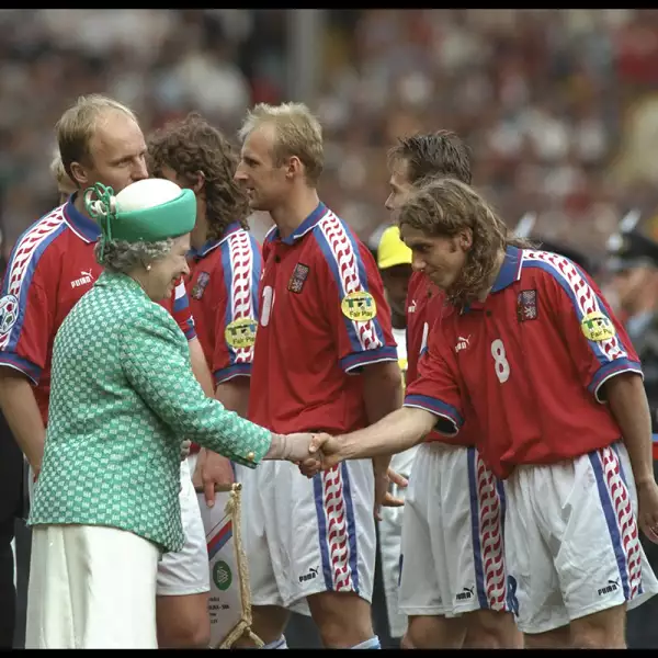 The Queen meets the Czech Republic team