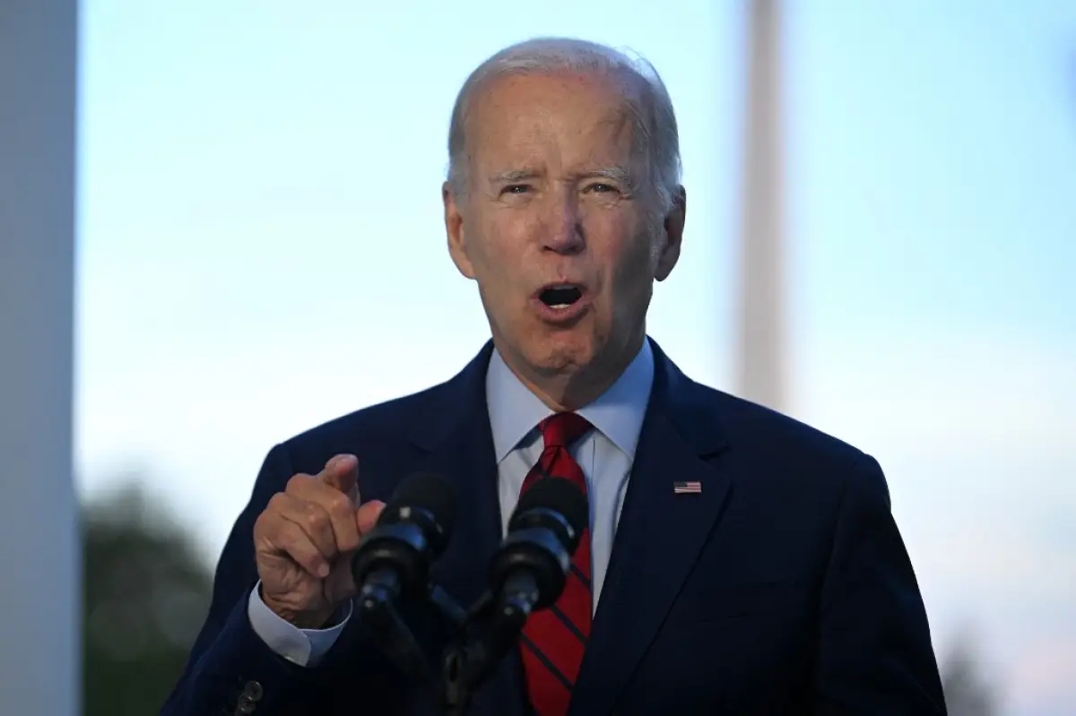 El presidente de los Estados Unidos, Joe Biden, habla desde el balcón del Salón Azul de la Casa Blanca el 1 de agosto de 2022 en Washington, DC.