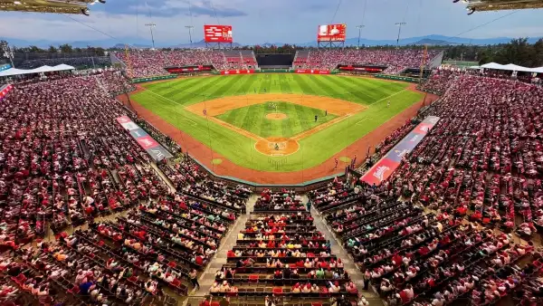 El béisbol vive su apogeo en México mientras la avalancha de publicidad transforma el juego