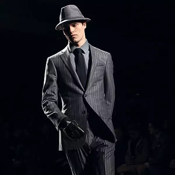 Para el centenario de Zegna, la firma italiana tiene una tendencia monocromática con relevancia en tonos azules, verdes oscuros y grises.