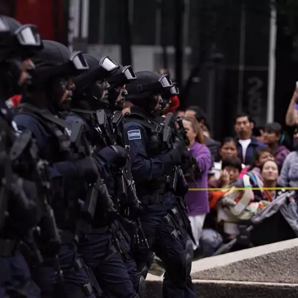 Los debutantes de la Gendarmería Nacional desfilando por Reforma