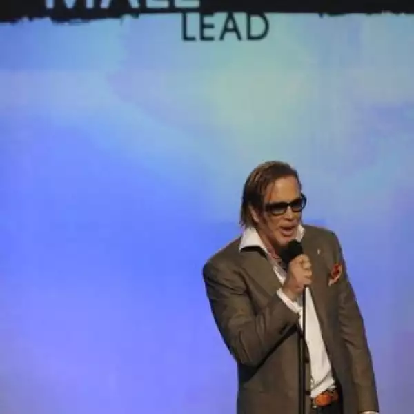 El filme "The Wrestler" (El Luchador) se convirtió en la triunfadora durante la entrega de los Premios Spirit a las mejores películas independientes de 2008 al ganar como Mejor Película y Mejor Actor por el trabajo de Mickey Rourke.