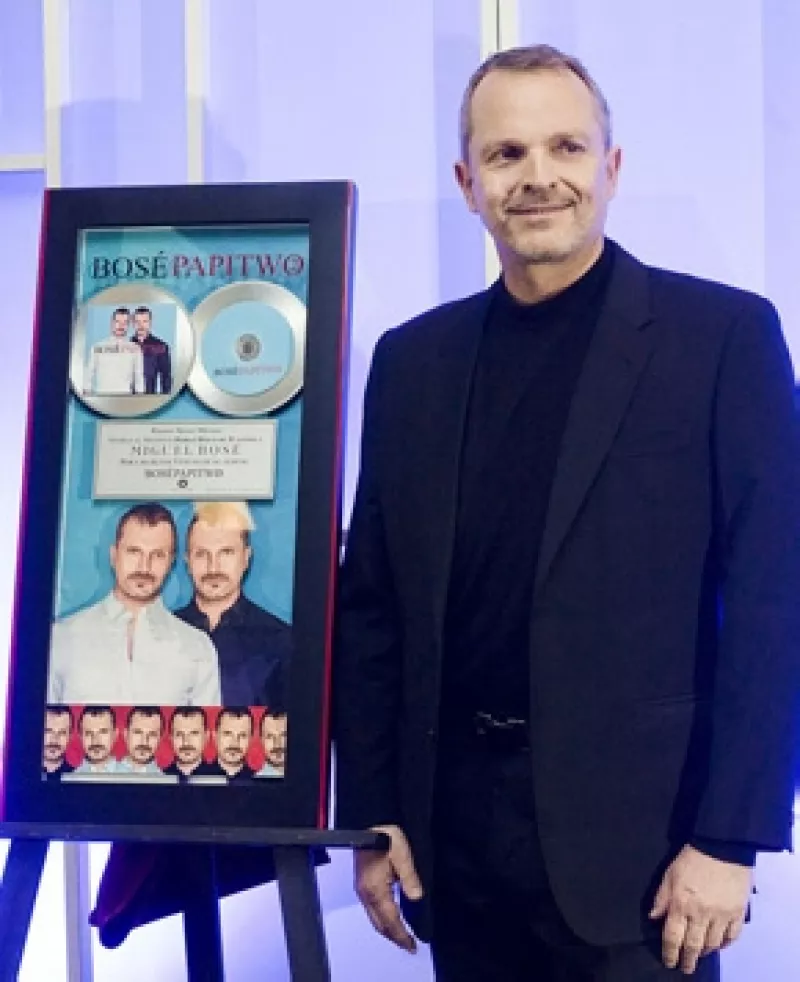 Esta tarde el cantante español se presentó en conferencia de prensa para anunciar el inicio de su gira `Papitwo´ en el país y para presumir doble disco de platino.