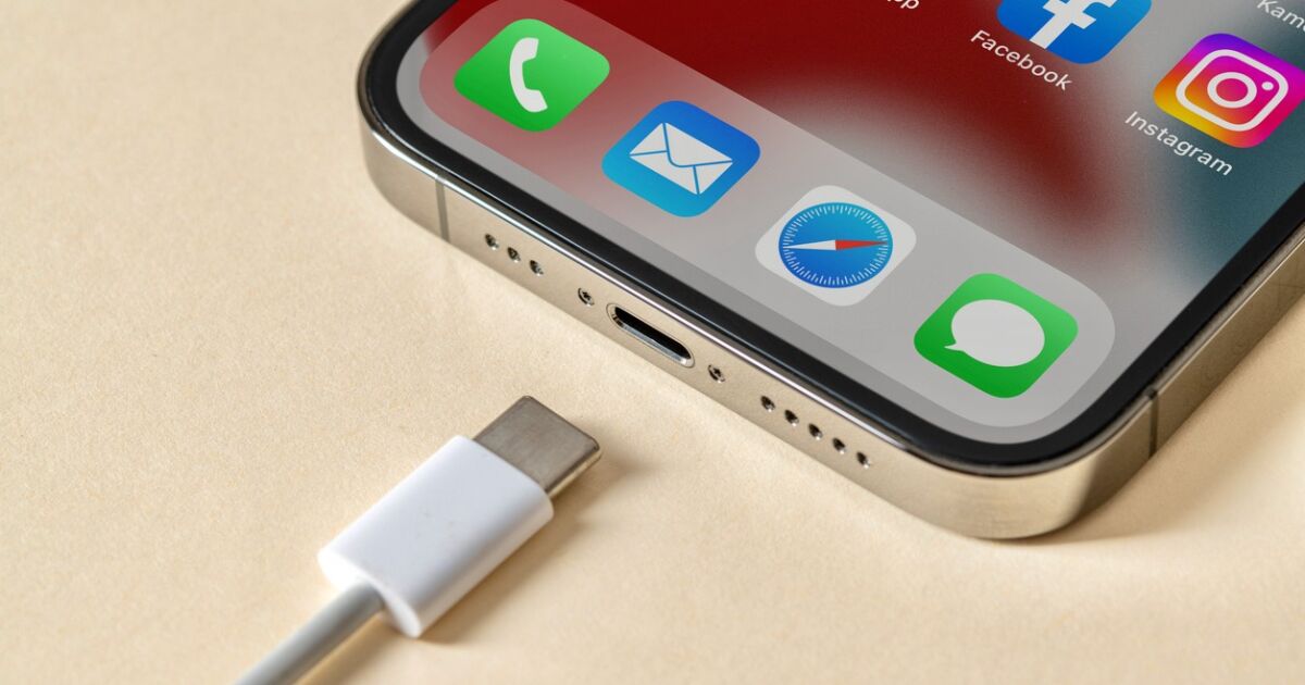 ADIÓS CARGADORES Y AUDÍFONOS: LA GUERRA OCULTA TRAS LA DESAPARICIÓN DE ACCESORIOS EN TU CELULAR