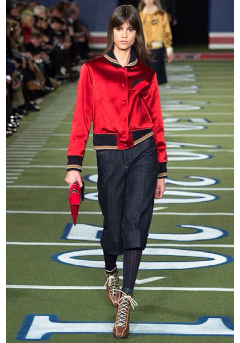 Colores otoñales con contrastes intensos como el rojo harán que los outfis sean aún más especiales.