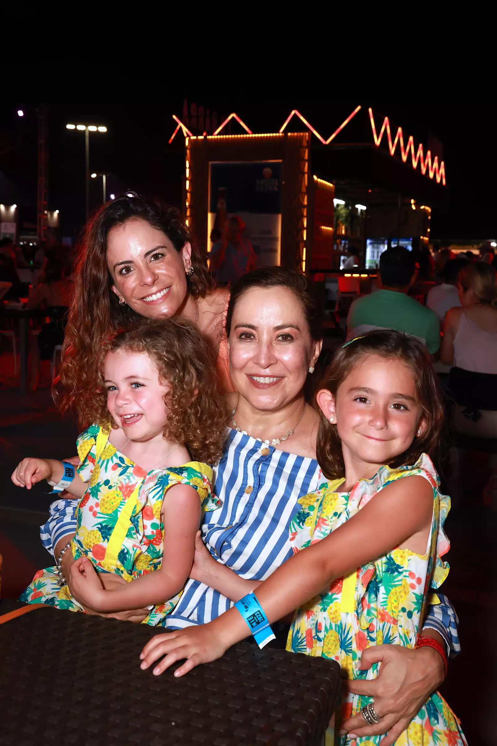 Teresa Gil, Isabela  y Ximena Cervantes con Georgina Ontiveros 