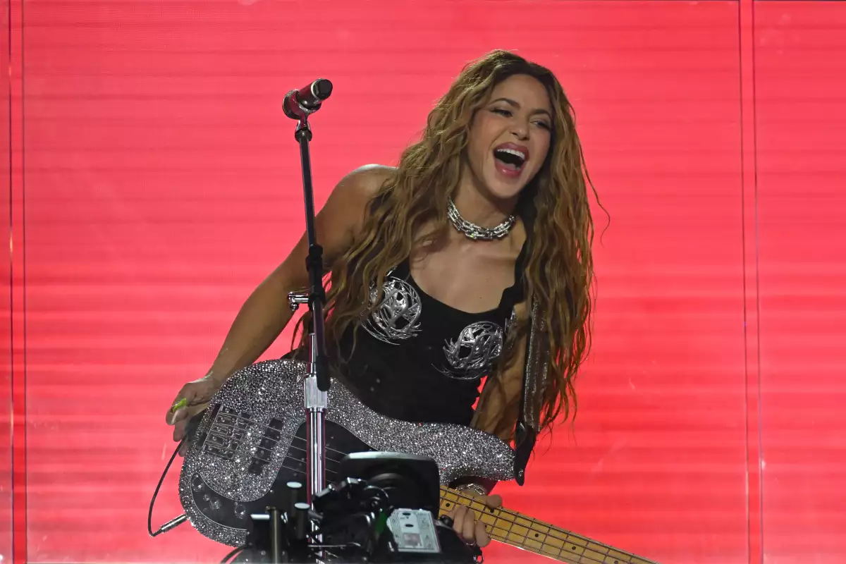 Shakira cena con Lucien Laviscount después de su performance en Times Square
