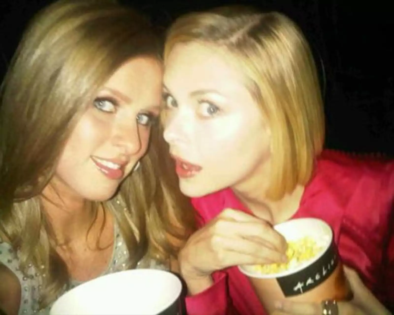 Nicky Hiltón asistió a la premier de “Kick Ass” con su amiga y mientras esperaban la película se tomaron esta foto.