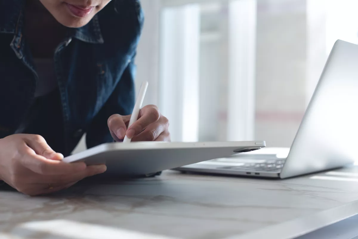 Una persona está firmando de manera electrónica con docusign