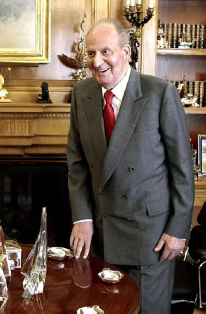 Le fue obsequiado en 1979 como un regalo de empresarios, sin embargo ha decidido donarlo como Patrimonio Nacional, lo cual quiere decir que se volverá propiedad del Estado español.