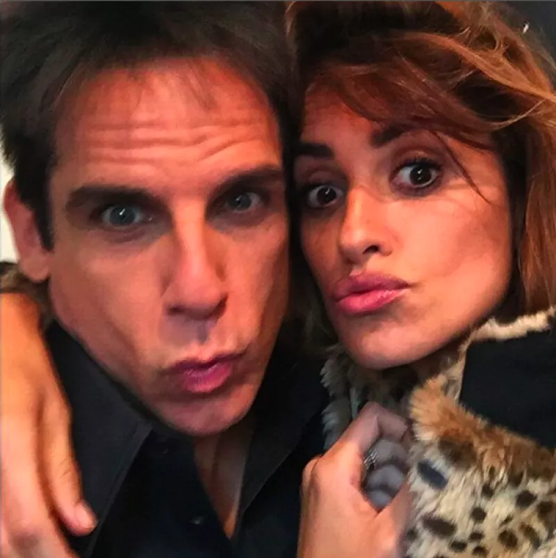 Con todo el estilo de la película, la guapa española comparte en Instagram un divertido momento al lado del actor.