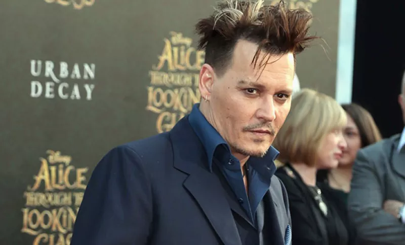 Justo como lo hizo con el tatuaje que le dedicó a Winona cuando andaban, el actor modificó uno que tenía de su aún esposa en la mano.