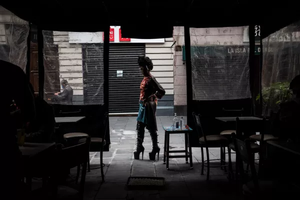 Dragqueens son las encargadas de atender el Centro Nocturno Marrakech que ha cambiado su rubo a restaurante como parte de la nueva normalidad en establecimientos del Centro Histórico