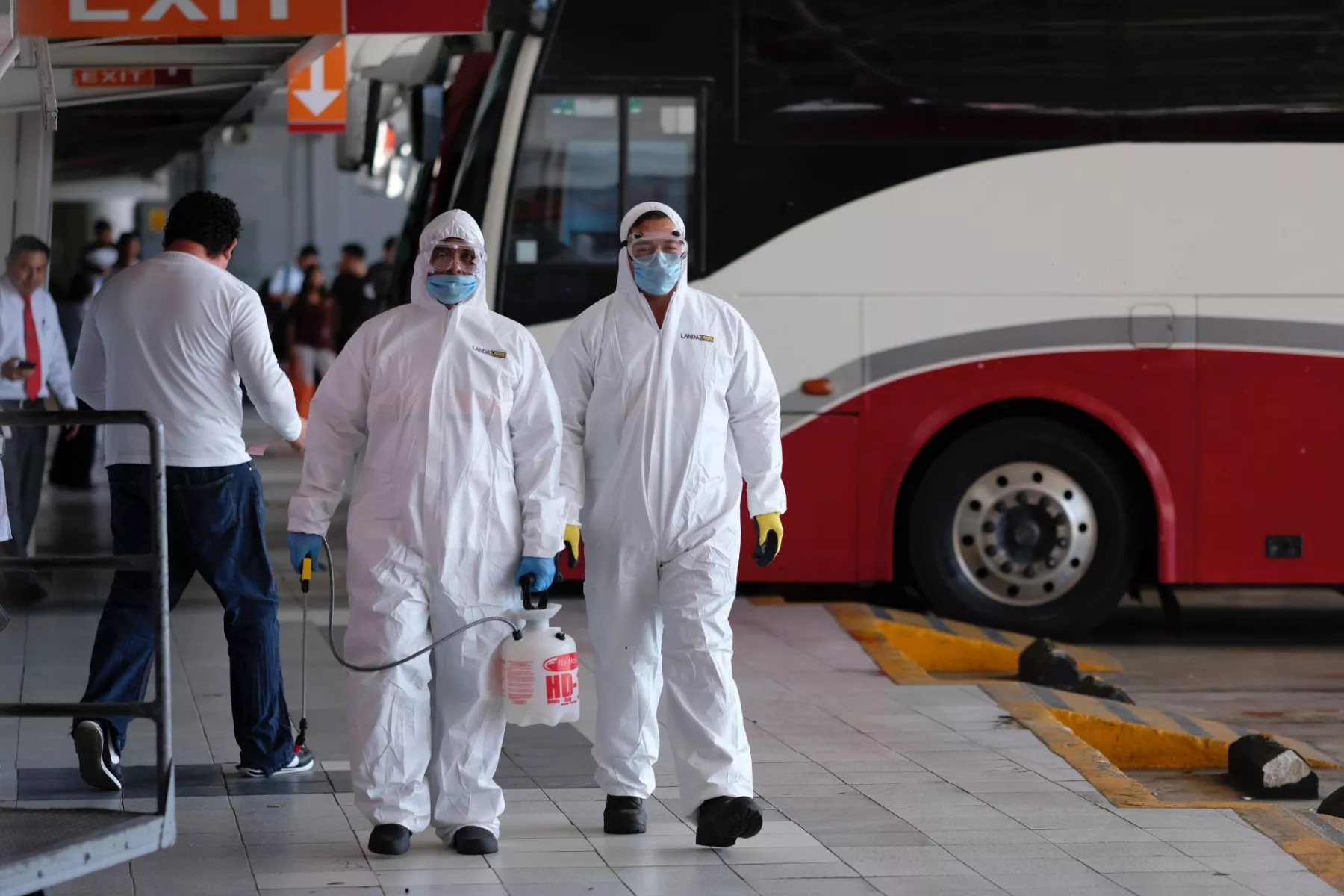 En la terminal del ADO en Cancún personal desinfecta las áreas comunes a fin de evitar la propagación del Covid 19