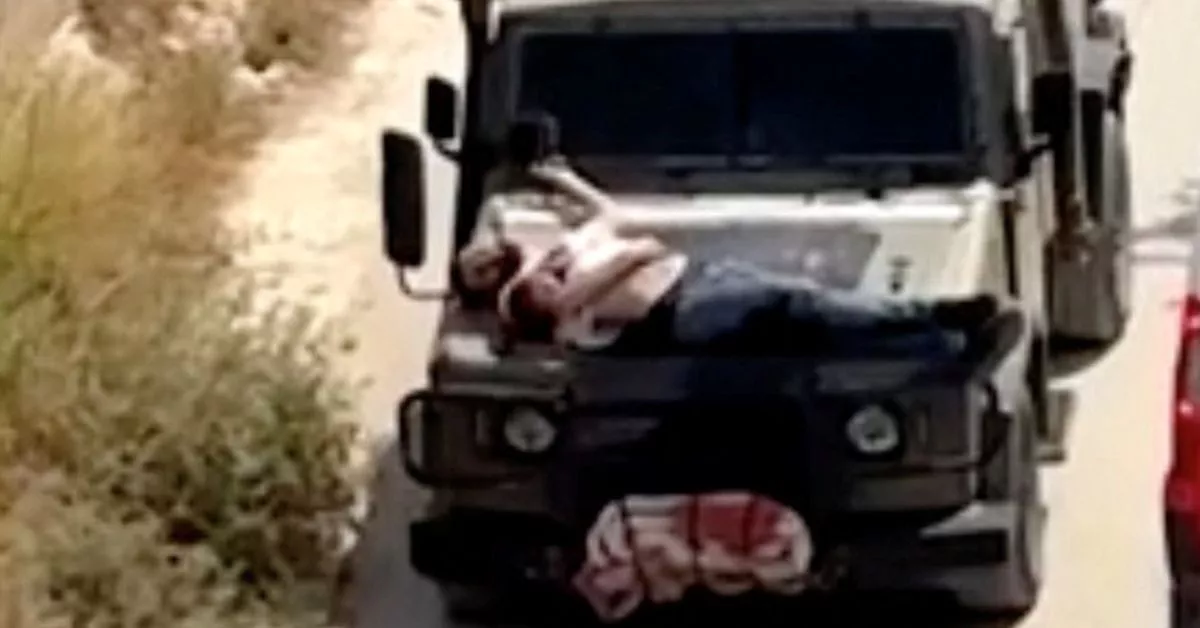 El ejército israelí ata a un palestino en un jeep militar durante una incursión en Jenin, en esta captura de pantalla de un vídeo, en la Cisjordania ocupada por Israel, el 22 de junio de 2024.