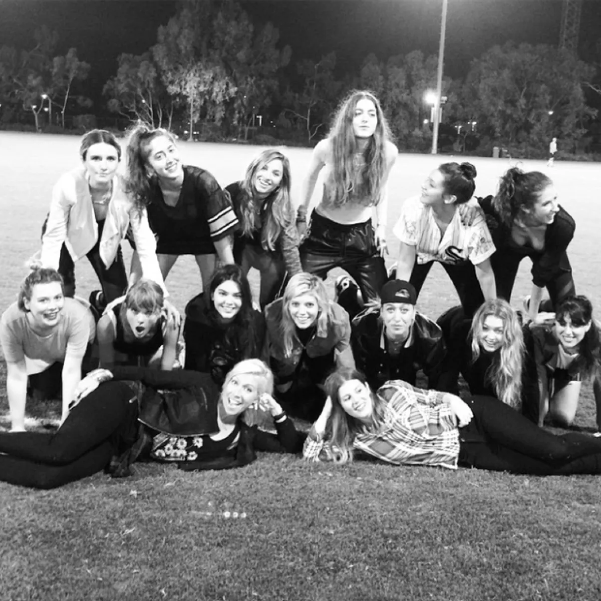 Las amigas de la guapa modelo también fueron parte de la celebración. Aquí, intentando hacer una pirámide en el campo.