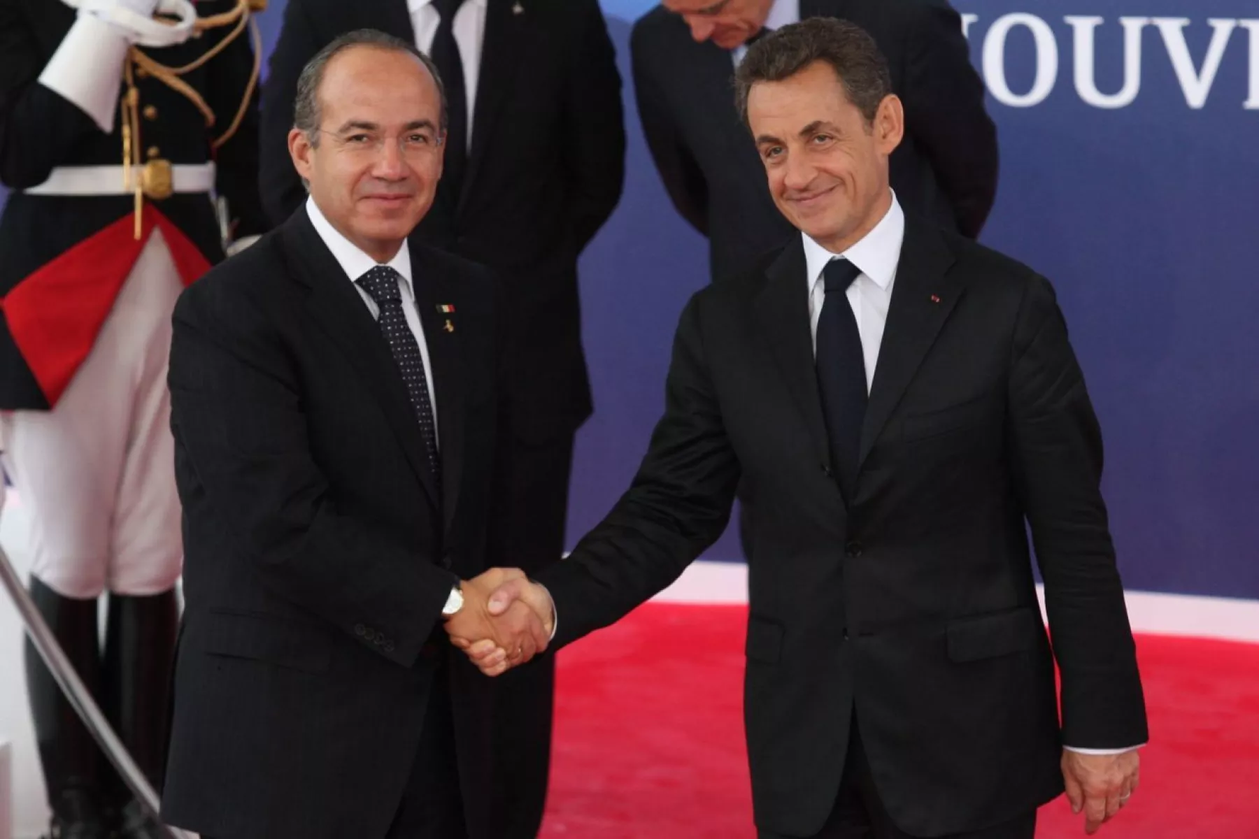 CANNES, FRANCIA, 03NOVIEMBRE2011.- Felipe Calderón Hinojosa, presidente de México, es recibido por su homólogo francés, Nicolas Sarkozy, durante su llegada al almuerzo de trabajo al inicio de la cumbre de líderes del G20, en el palacio de los Festivales en Cannes.
FOTO: ALFREDO GUERRERO/CUARTOSCURO.COM