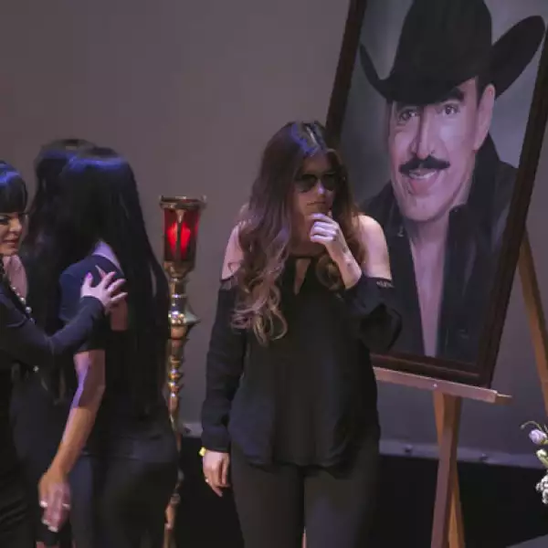 Ana Bárbara lamentó la muerte del Rey del Jaripeo.