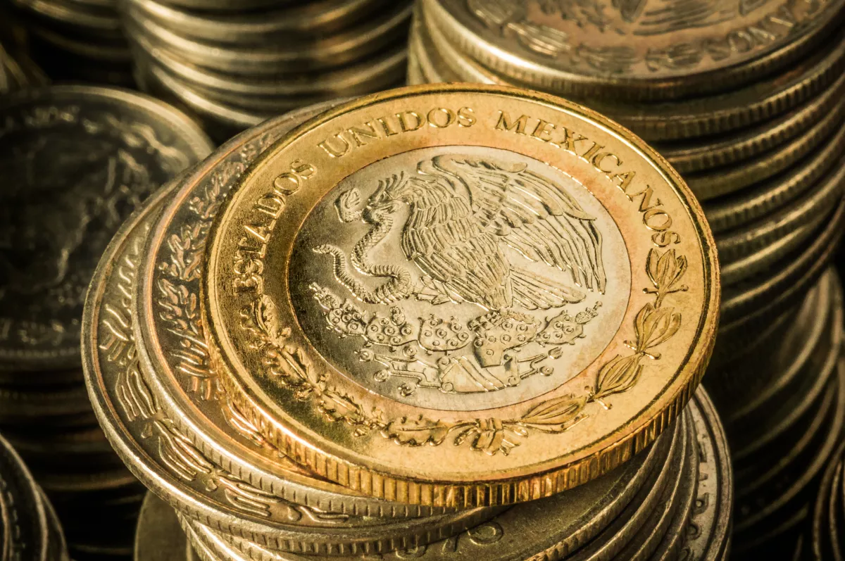 Moneda mexicana de 10 pesos; no habrá nuevos impuestos en 2022 en México, pero sí se ajustarán al alza por inflación