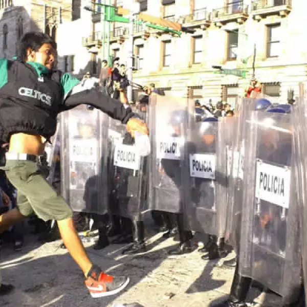 Jóvenes autodenominados ‘anarquistas’ se enfrentaron con los granaderos que impedían la entrada al Centro Histórico en el Eje Central Lázaro Cárdenas y en la explanada del Palacio de Bellas Artes durante la marcha conmemorativa de 1968.