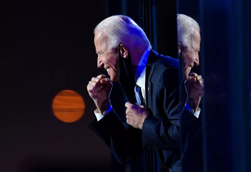 El presidente de Estados Unidos, Joe Biden, sonríe a la multitud después de que dio un discurso en Wilmington, Delaware el 7 de noviembre de 2020. 