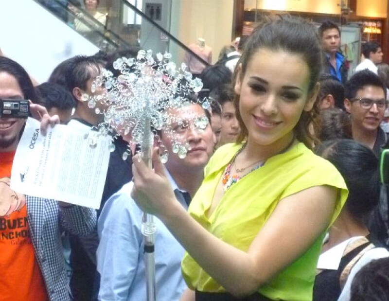 Danna Paola se apodera del cetro de 'Glinda' en esta imagen.