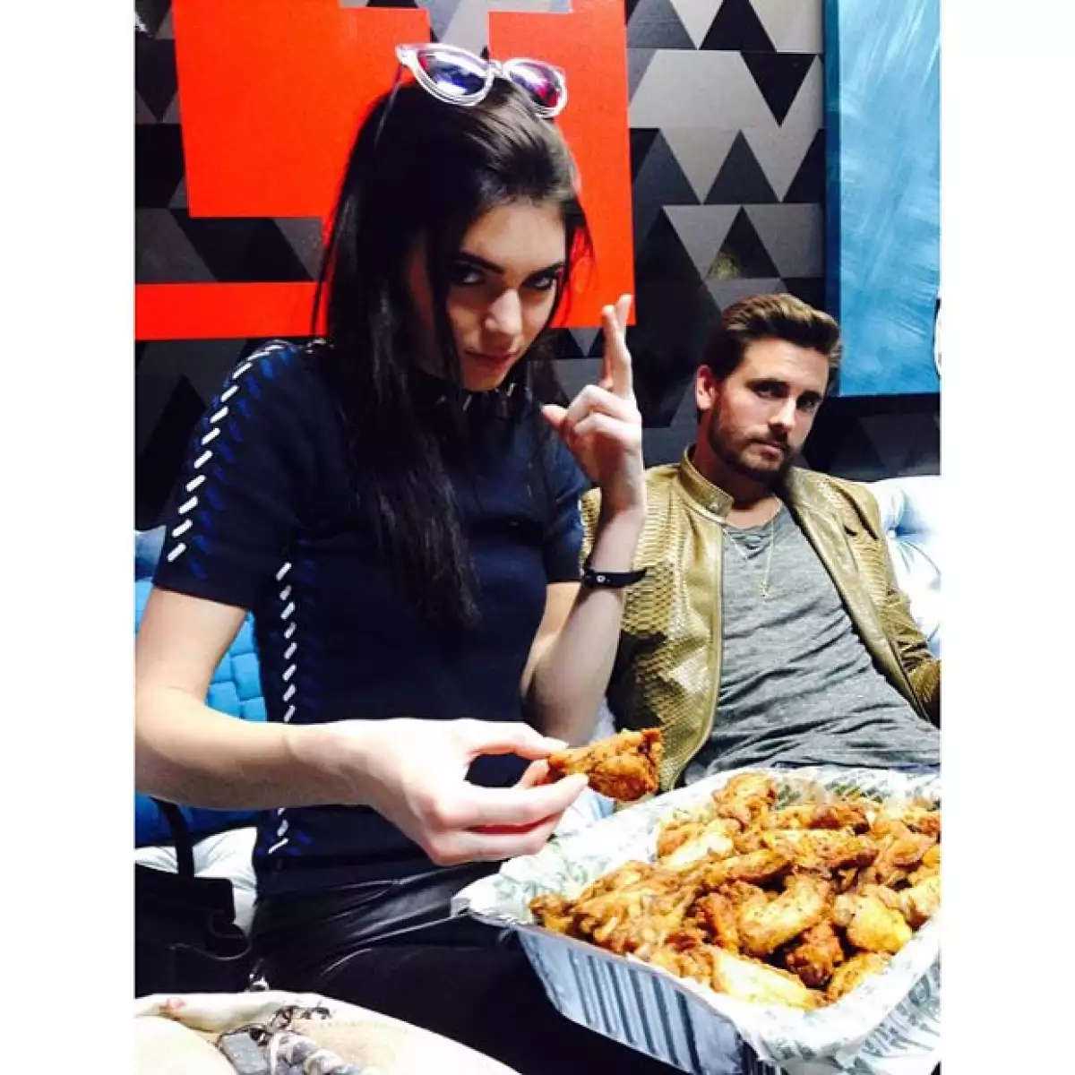 Una de las fotografias más cómicas de Kendall, en especial por mostrar su gran intensidad al comer alitas.