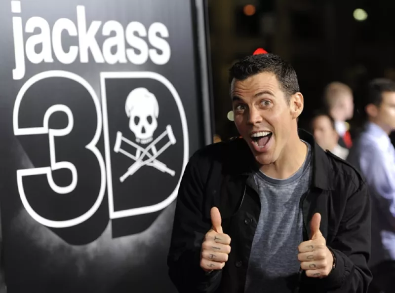 La ex del nominado al Oscar ahora anda con el actor cómico, a quien se le conoce por salir en la irreverente serie de televisión `Jackass´. ¿Qué opinas del gran cambio?