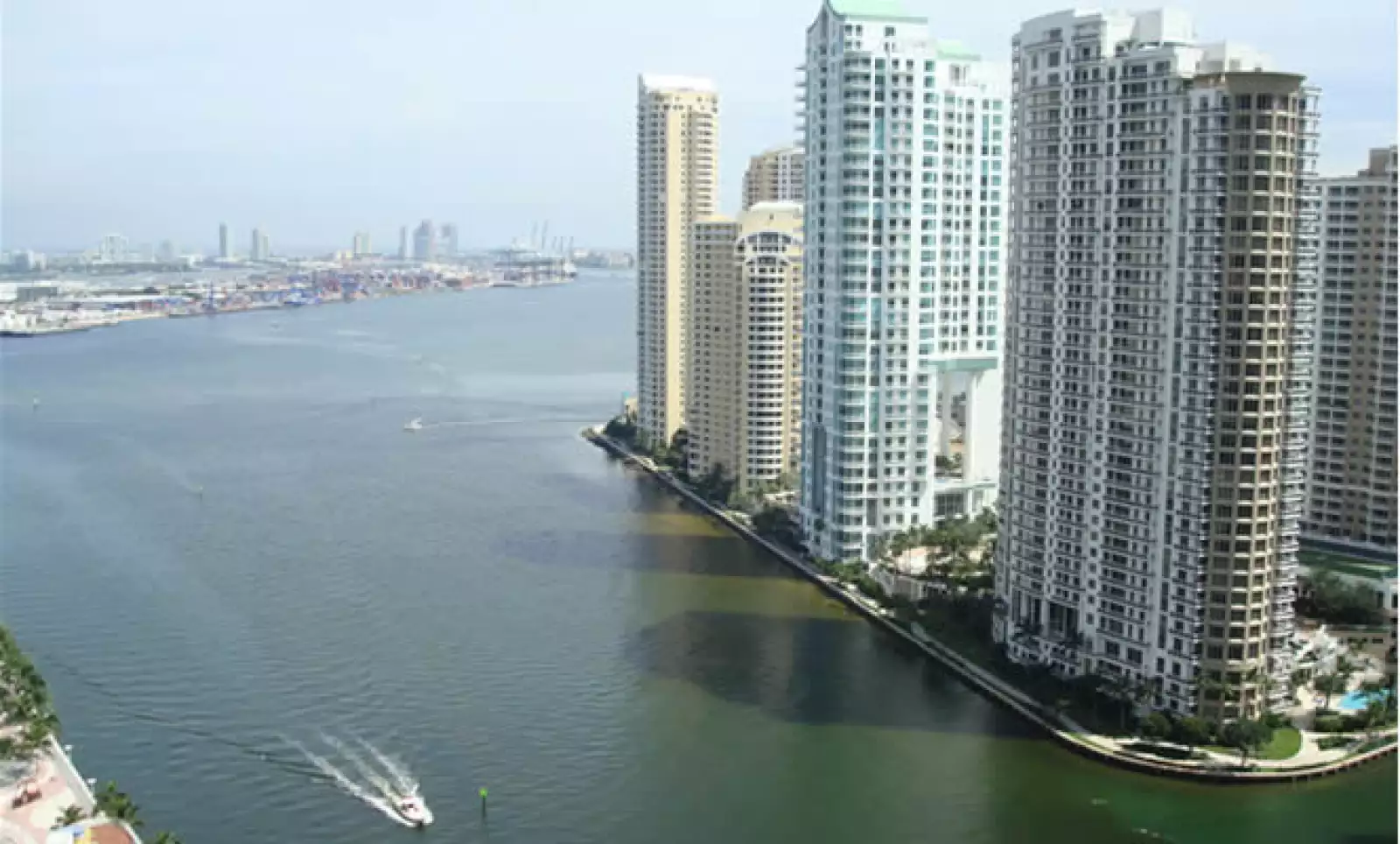 Las habitaciones sencillas tienen cama King size, las dobles tiene dos camas matrimoniales.  Los precios varían tanto por tamaño como por ubicación y vista. Una Junior Suite como ésta, con vista a la ciudad, cuesta desde 327 dólares la noche.