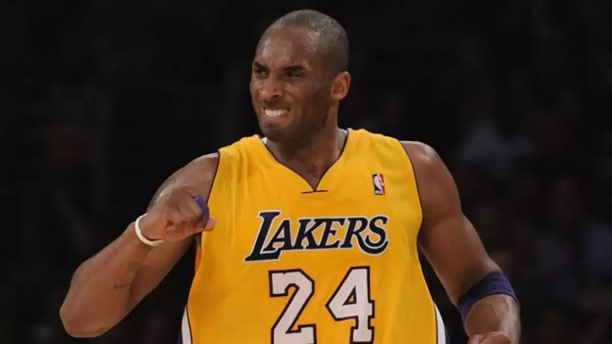 Kobe Bryant juega con los Lakers de Los Angeles