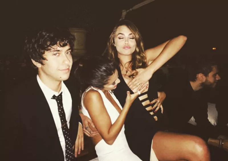 La cantante mostró en Instagram que tuvo que ayudar su BFF modelo a mantener en su lugar el escote de su sexy vestido esa noche.