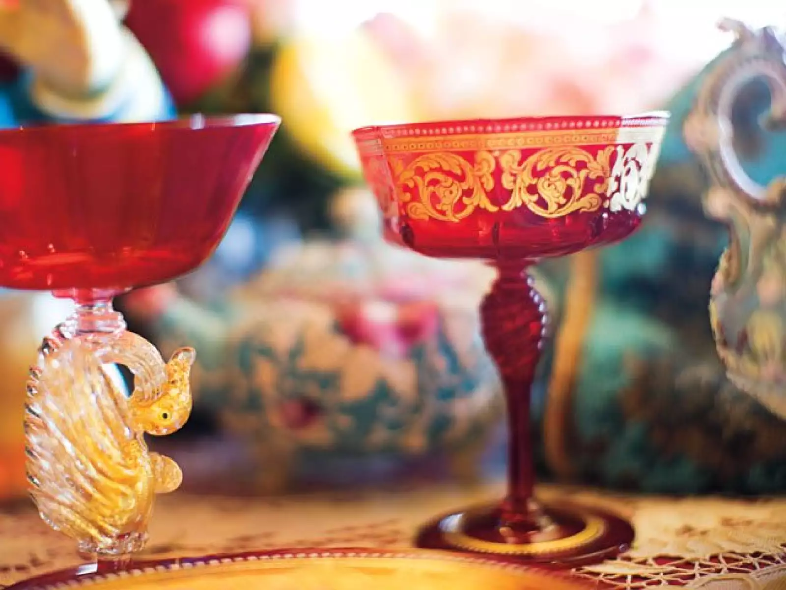 POR TODAS PARTES.  Muchas de las figuras de cristal que ha recopilado son  de murano.