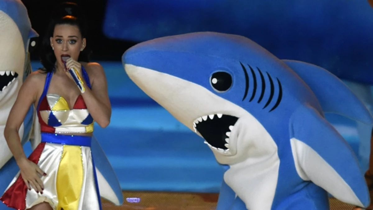 La botarga de tiburón que usó Katy Perry en el Super Bowl y que se convirtió en una sensación en internet y redes sociales
