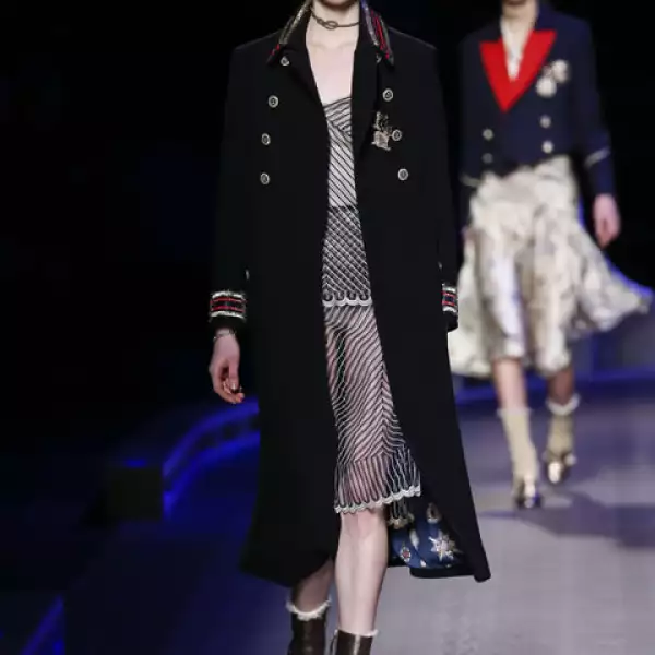 Abrigo de cashmere con camisón de tul.