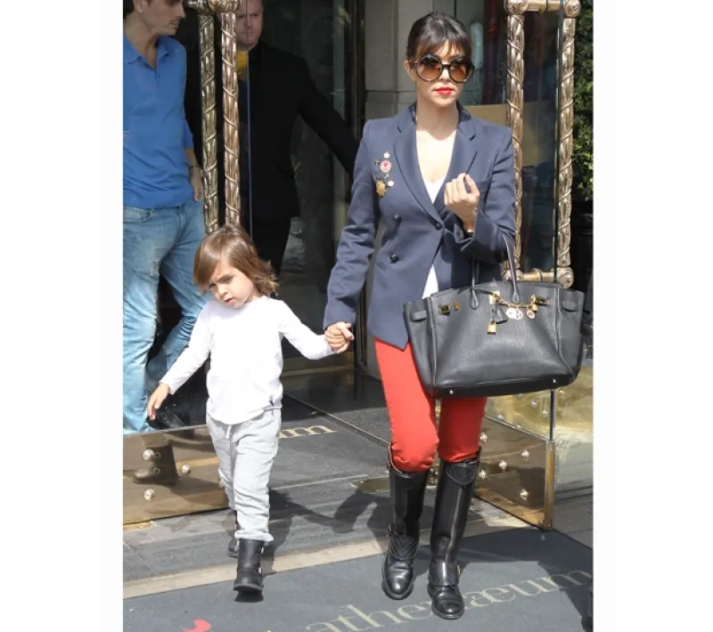 Después de que el modelo Michael Girgenti dijera en una demanda ser el padre de Mason Dash Disick, la socialité hizo público los resultados de la prueba de paternidad que señala a Disick como padre.