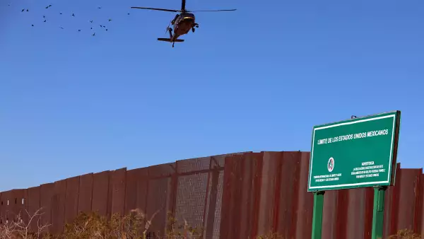 Un helicóptero de Operaciones Aéreas y Marinas de los Estados Unidos (AMO) patrulla la frontera entre Estados Unidos y México en Santa Teresa, Nuevo México, EE. UU., visto desde Ciudad Juárez, estado de Chihuahua, México, el 14 de enero de 2026.