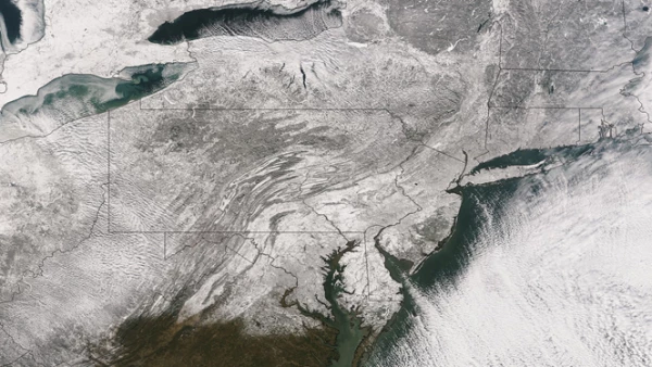 Una imagen tomada desde el espacio, el pasado 3 de enero de 2014, muestra un manto de nieve que se extiende desde la región del medio oeste de los Estados Unidos a través hasta Nueva Inglaterra.