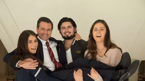 Enrique Peña Nieto y sus hijos, Paulina, Nicole y Alejandro Peña