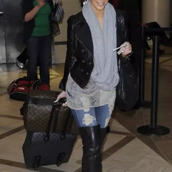 La guapa Kim Kardashian es partidaria de los jeans, los cuales combinó con botas altas, chamarra y una larga pashimina. Eso sí, las maletas de marca deben combinar con su estilo.