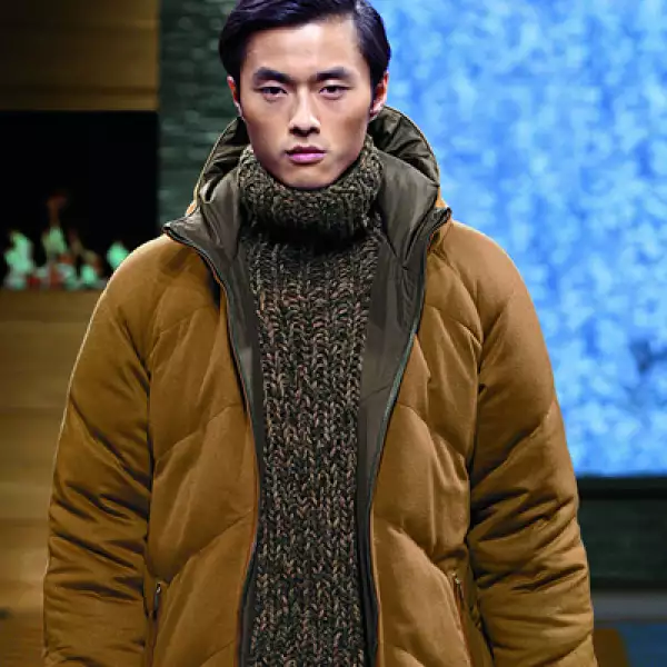 El contorno de la cintura se ensancha y las solapas adquieren protagonismo en los sacos de 4 botones.