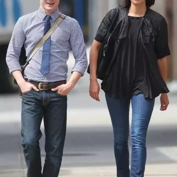 Pamela Racine y Elijah Wood. Ella es percusionista y bailarina de un grupo llamado Gogol Bordello, de ritmo gypsy punk. Llevan una vida tranquila, les gusta pasear y hacer ejercicio juntos.